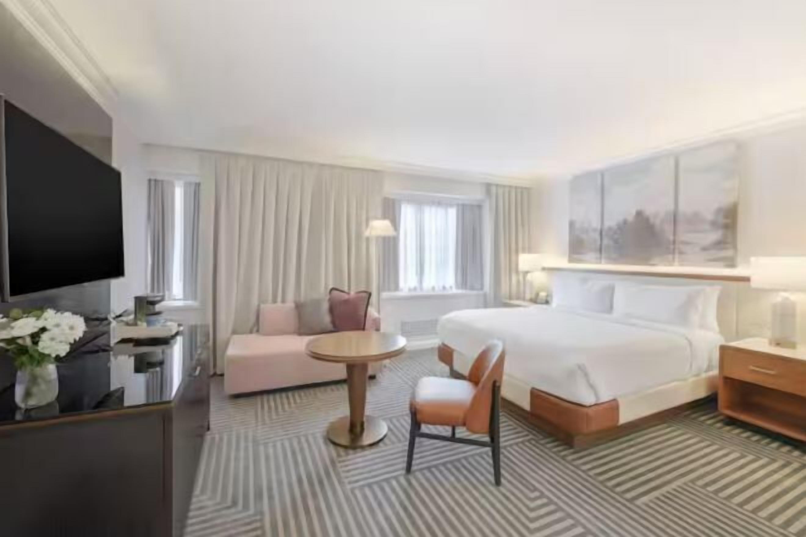 객실 내 금고, 책상, 노트북 작업 공간, 암막 커튼