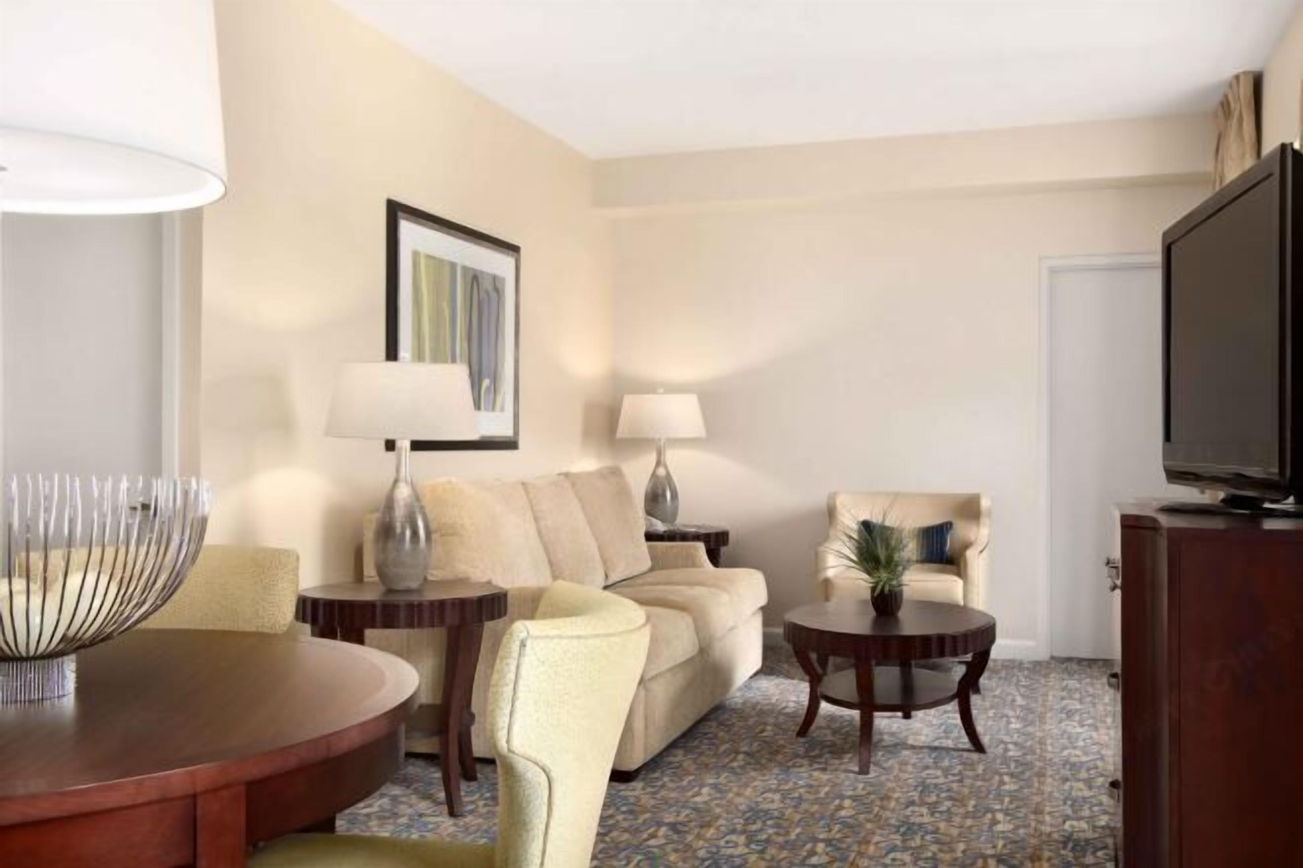 거실 공간 | 디지털 채널 시청이 가능한 55인치 TV, 유료 영화