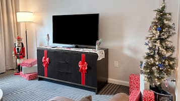 Suite superior, 1 cama King size (Nutcracker) | Área de sala de estar | Televisión de 55 pulgadas con canales digitales y películas con cargo