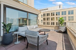 总统套房, 1 张特大床 | 起居区 | 55-英寸电视 （配备数码频道）、收费电影