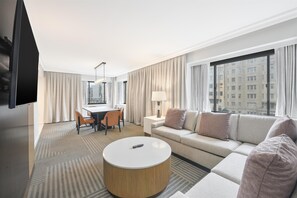 行政套房, 1 张特大床 (Rowan) | 起居区 | 55-英寸电视 （配备数码频道）、收费电影