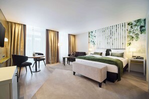 尊荣客房, 1 张双人床, 阳台, 公园景观 (Converts to 2 Twin Beds) | 1 多间卧室、防过敏的被褥、迷你吧、客房内保险箱