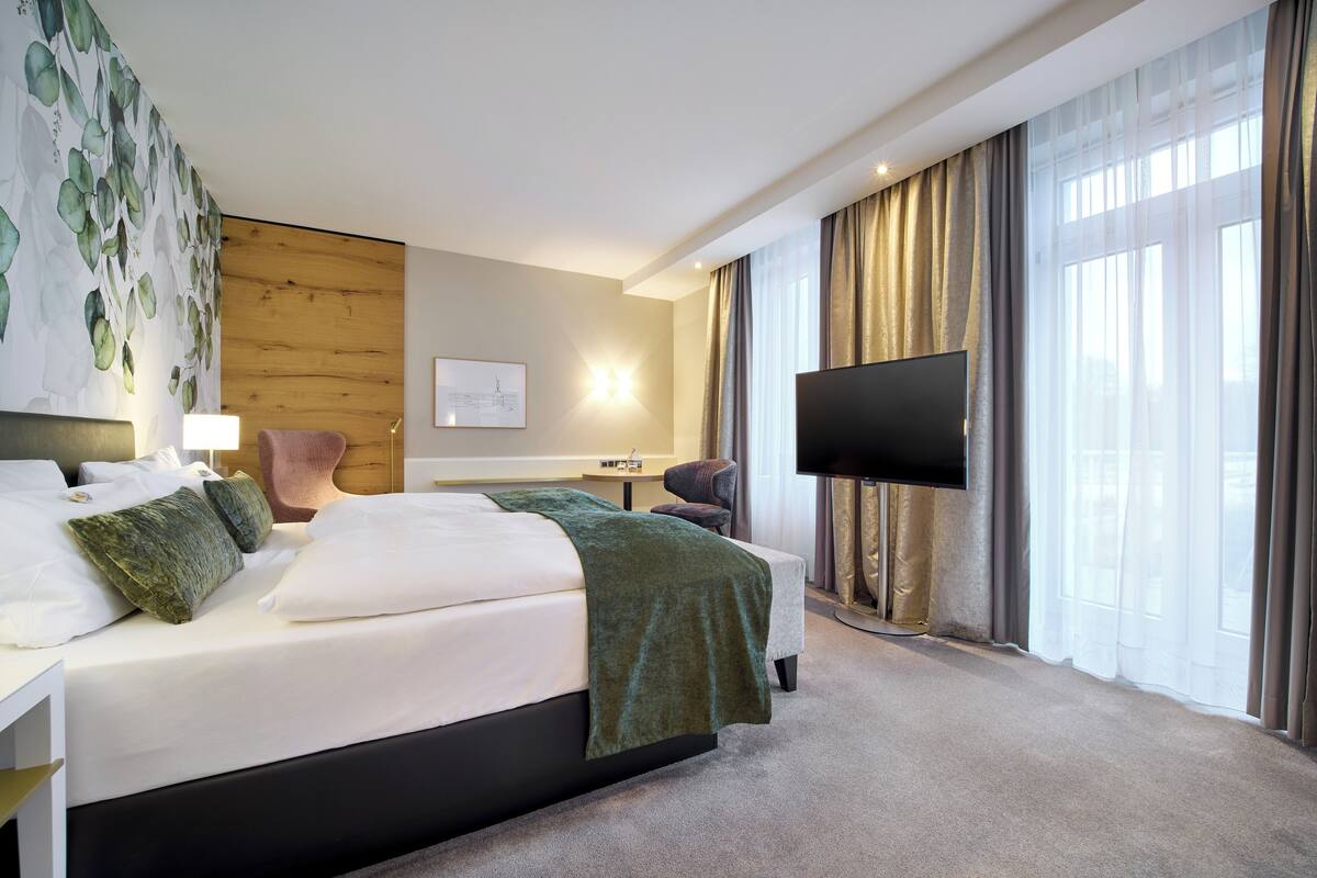 尊榮客房, 1 張標準雙人床 (Converts to 2 Twin Beds) | 低過敏寢具、迷你吧、客房內保險箱、書桌