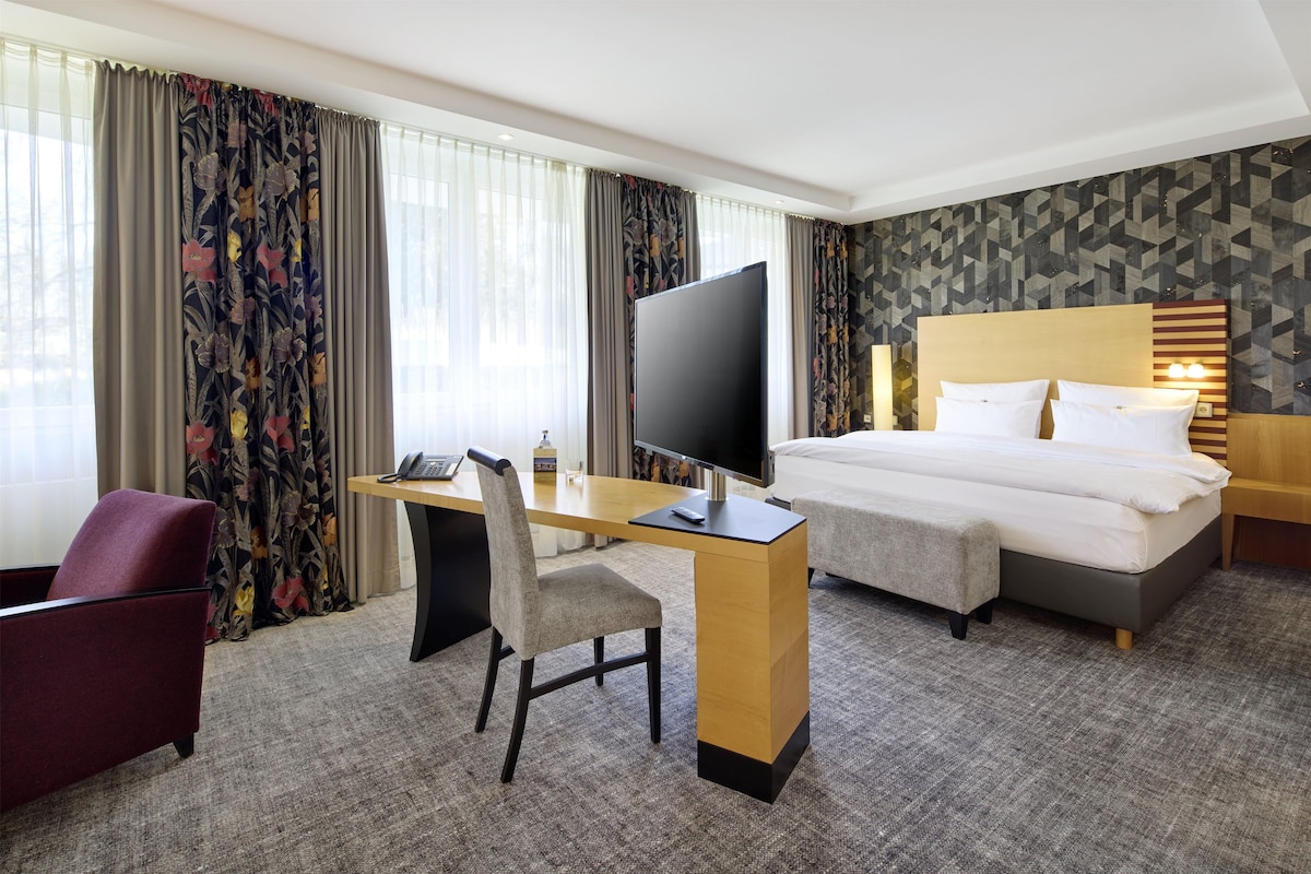 Junior Suite, 1 Double Bed, Garden View, Annex Building (Converts to 2 Twin Beds) | Hypo-allergenic bedding available, minibar, in-room safe, desk