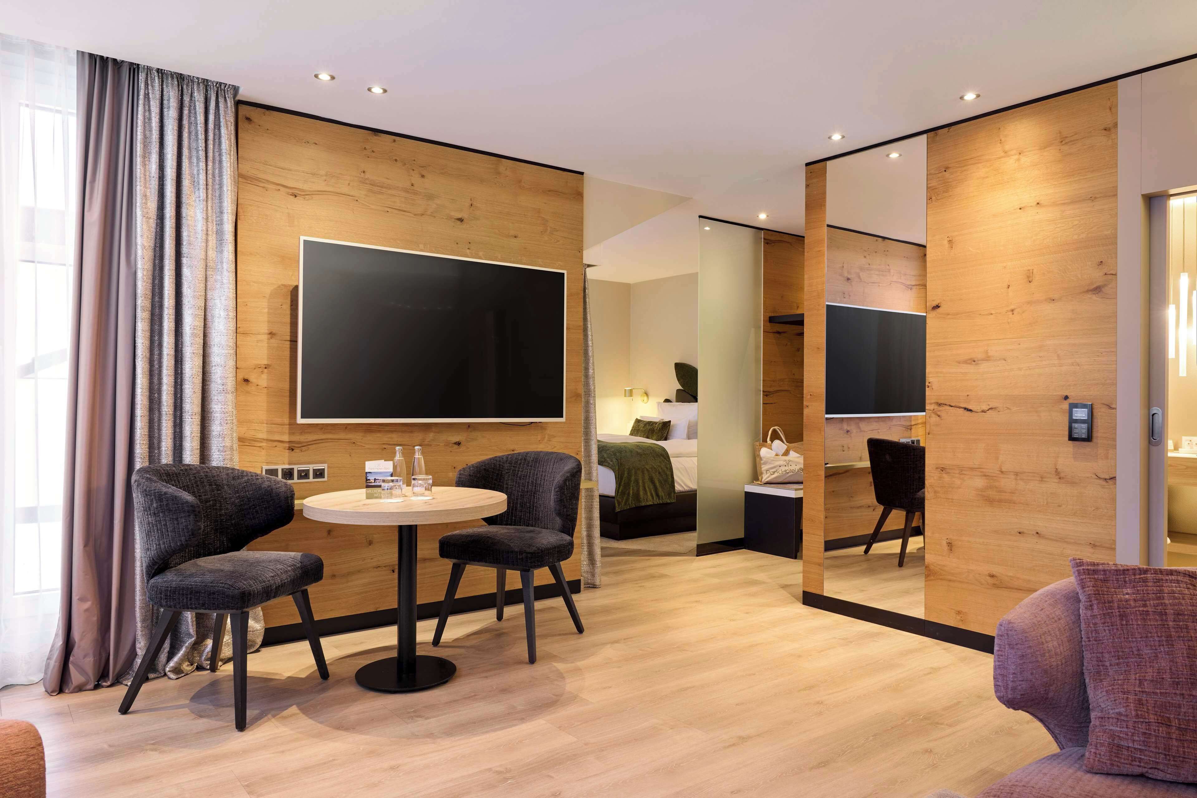 Hypo-allergenic bedding, minibar, in-room safe, desk