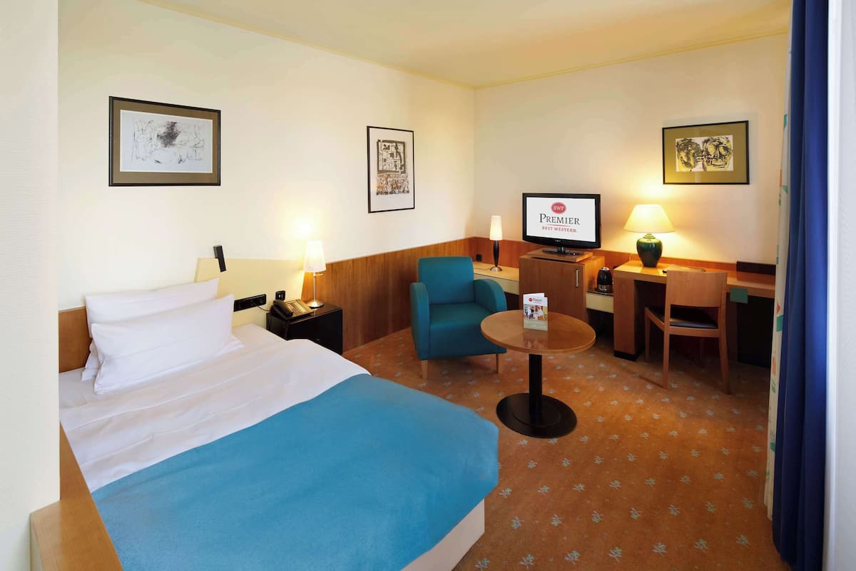 Classic Room, 1 Twin Bed | Hypo-allergenic bedding, minibar, in-room safe, desk