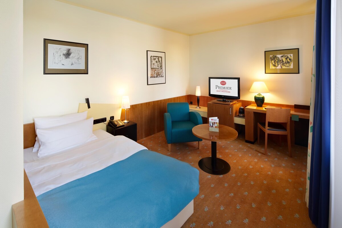 Classic Room, 1 Twin Bed | Hypo-allergenic bedding available, minibar, in-room safe, desk