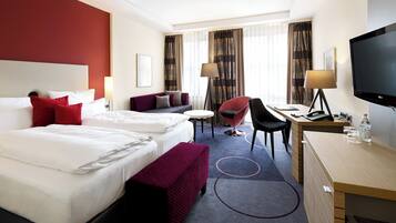 Kamar Comfort, 1 Tempat Tidur Double (Converts to 2 Twin Beds;Comfort Plus) | Seprai antialergi, minibar, brankas, dan meja kerja