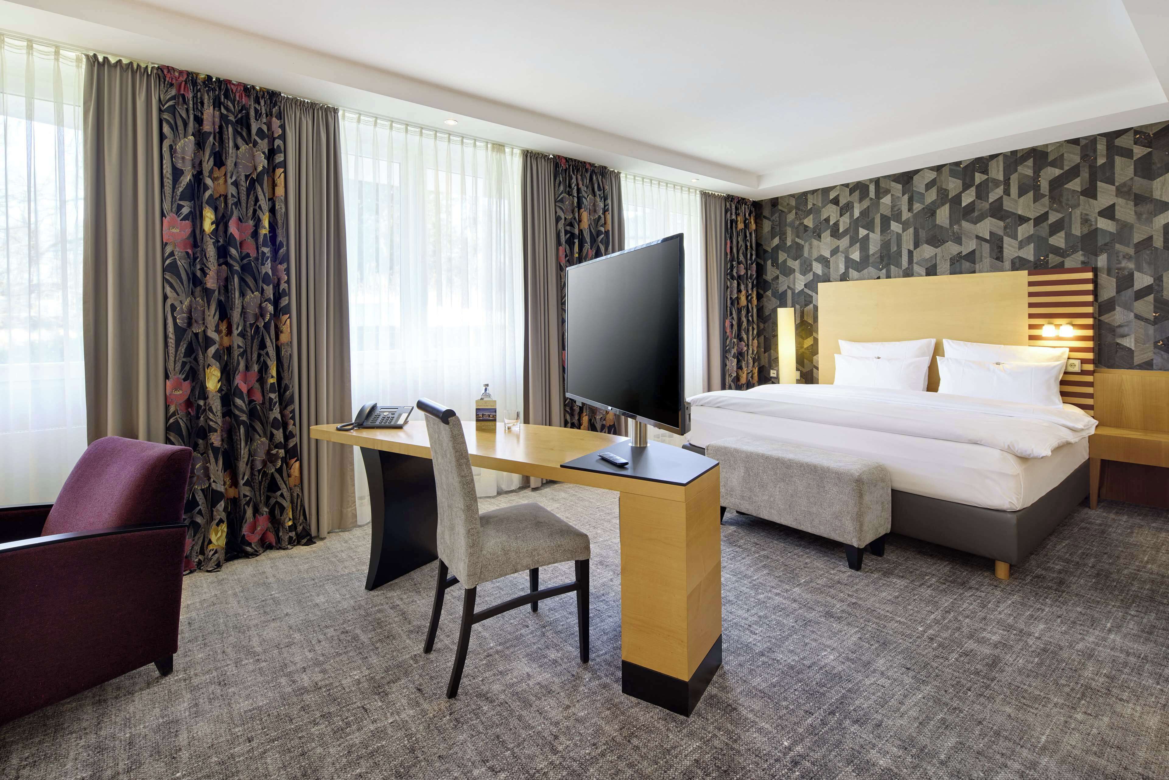 Junior Suite, 1 Double Bed, Garden View, Annex Building (Converts to 2 Twin Beds) | Hypo-allergenic bedding, minibar, in-room safe, desk