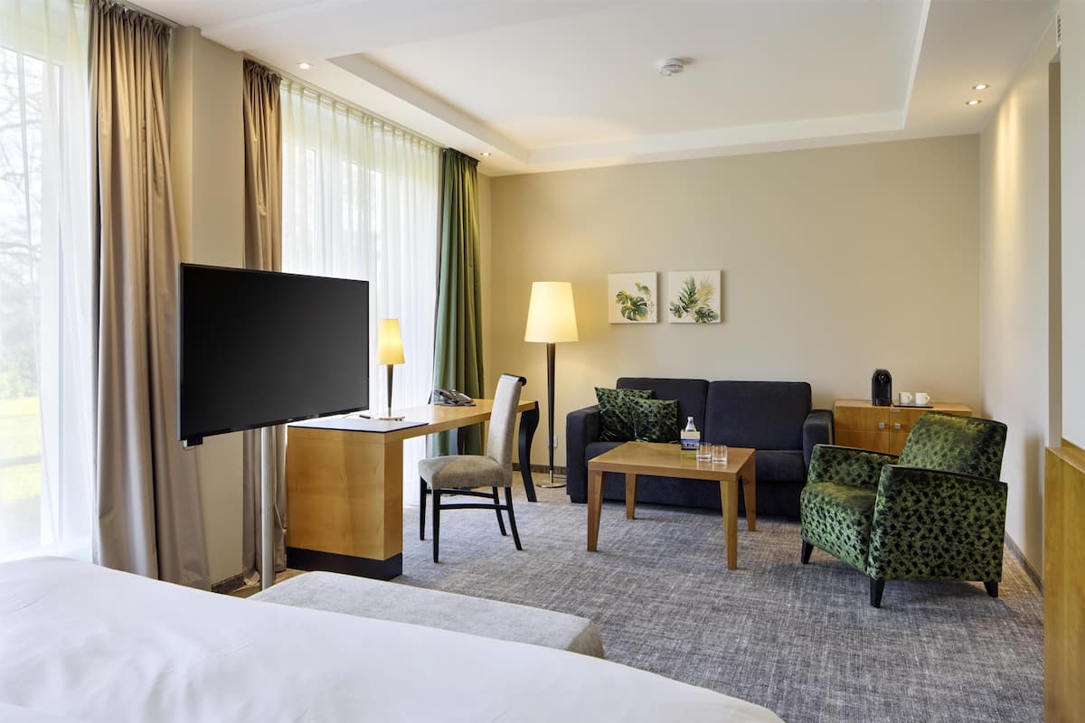 Habitación Deluxe, 1 cama matrimonial, vista al jardín (Converts to 2 Twin Beds) | Ropa de cama hipoalergénica y minibar