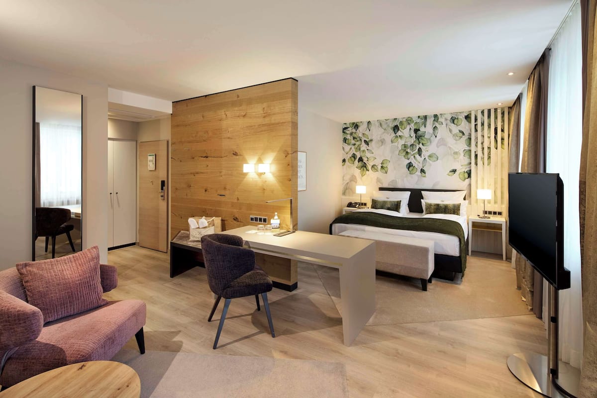 Junior Suite, 1 Double Bed, Balcony, Park View (Converts to 2 Twin Beds) | Hypo-allergenic bedding, minibar, in-room safe, desk