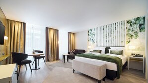 프리미엄룸, 더블침대 1개, 발코니, 공원 전망 (Converts to 2 Twin Beds) | 저자극성 침구, 미니바, 객실 내 금고, 책상