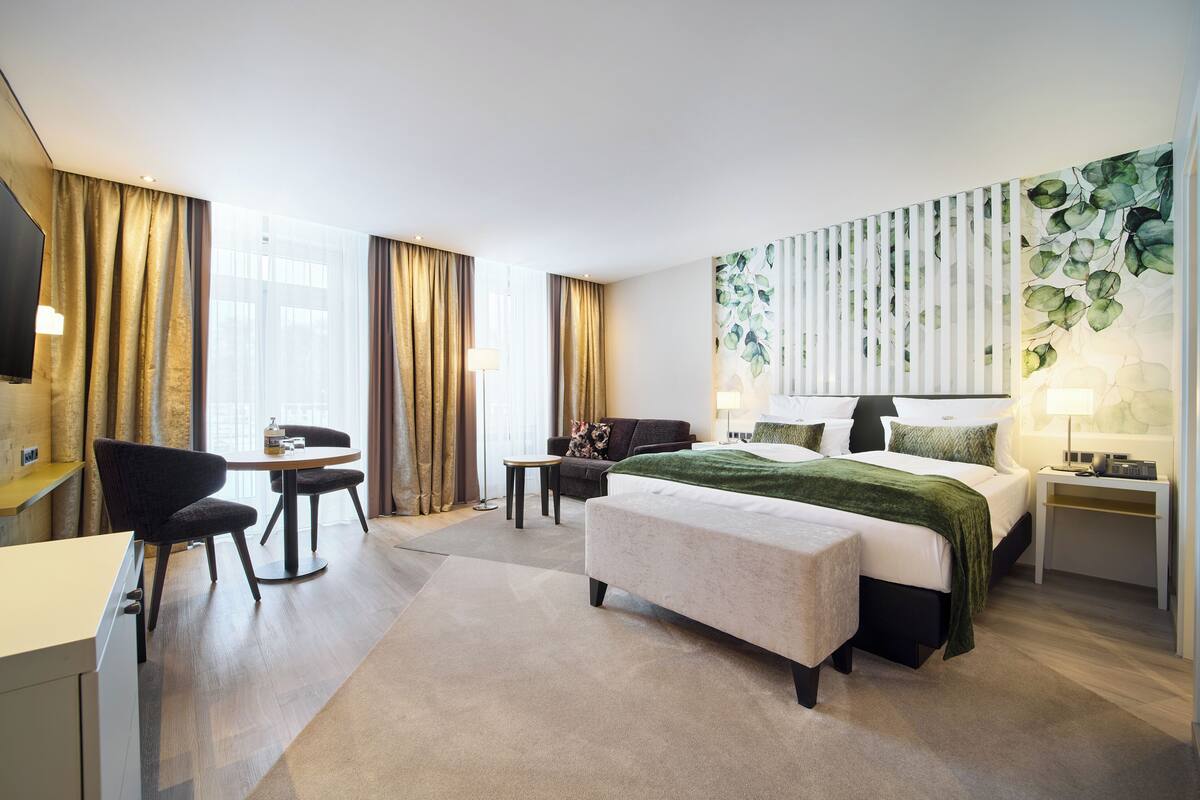 尊榮客房, 1 張標準雙人床, 陽台, 公園景觀 (Converts to 2 Twin Beds) | 低過敏寢具、迷你吧、客房內保險箱、書桌