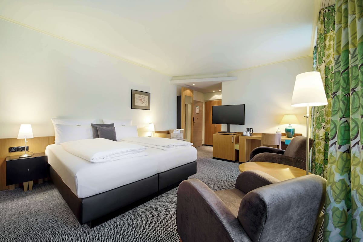 Comfort Room, 1 Double Bed | Hypo-allergenic bedding, minibar, in-room safe, desk