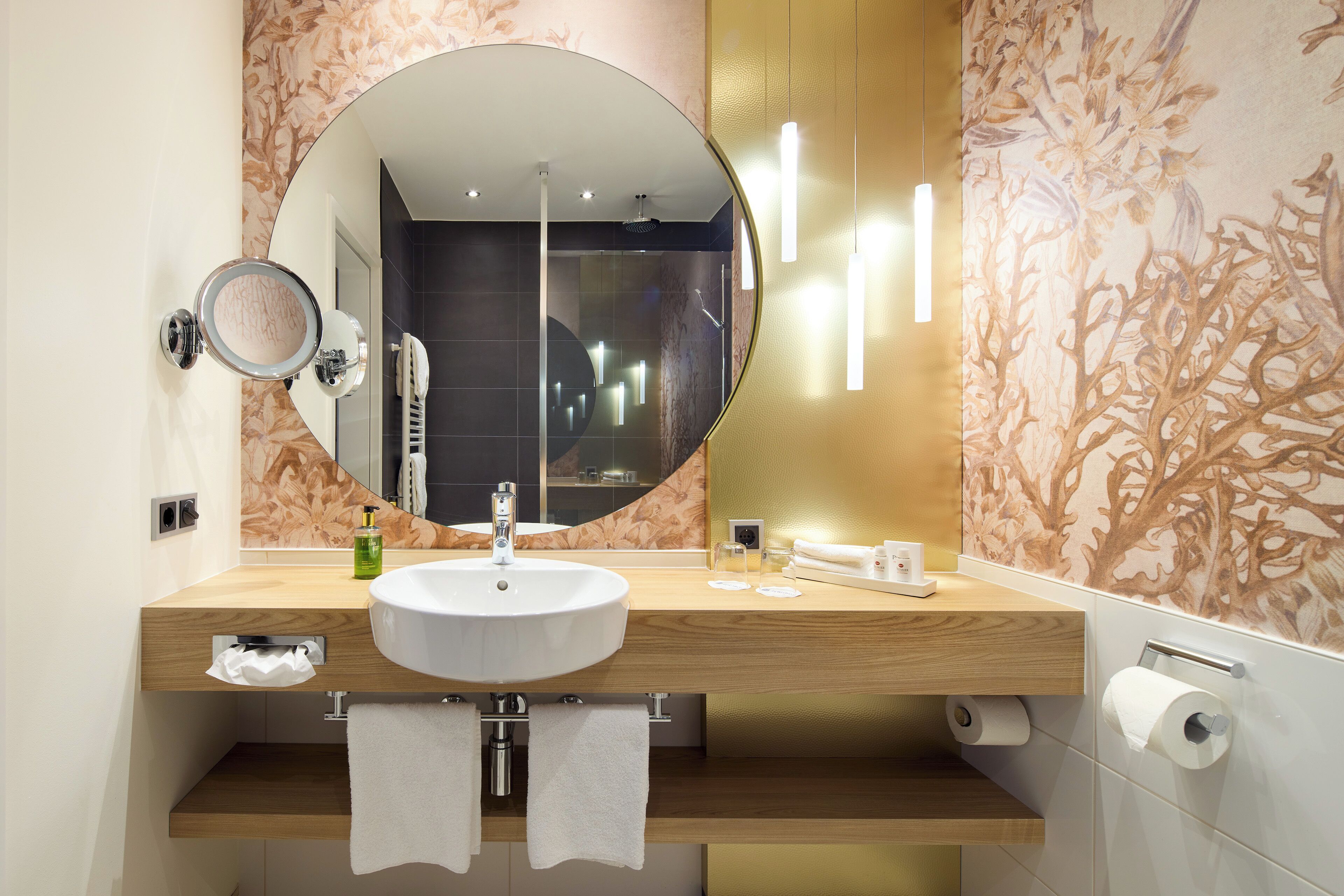 junior suite, 1 double bed, balcony, park view (converts to 2 twin beds) | bathroom | free toiletries, hair dryer, bathrobes, slippers