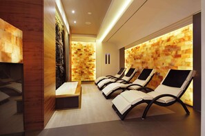 A modern spa area with wooden wall panels and a seating area with massage chairs. - Best Western Premier Park Hotel and Spa (Bad Lippspringe)