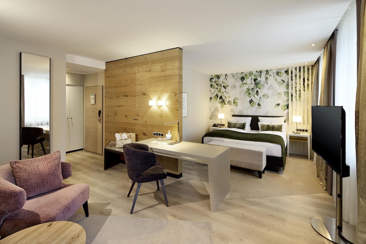 Junior Suite, 1 Double Bed, Balcony, Park View (Converts to 2 Twin Beds) | Hypo-allergenic bedding available, minibar, in-room safe, desk