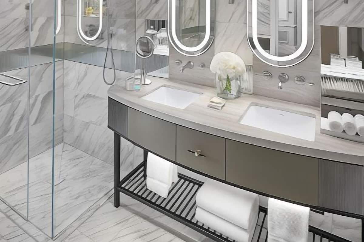 Badezimmer | Duschwanne, Designer-Toilettenartikel, Haartrockner, Bademäntel
