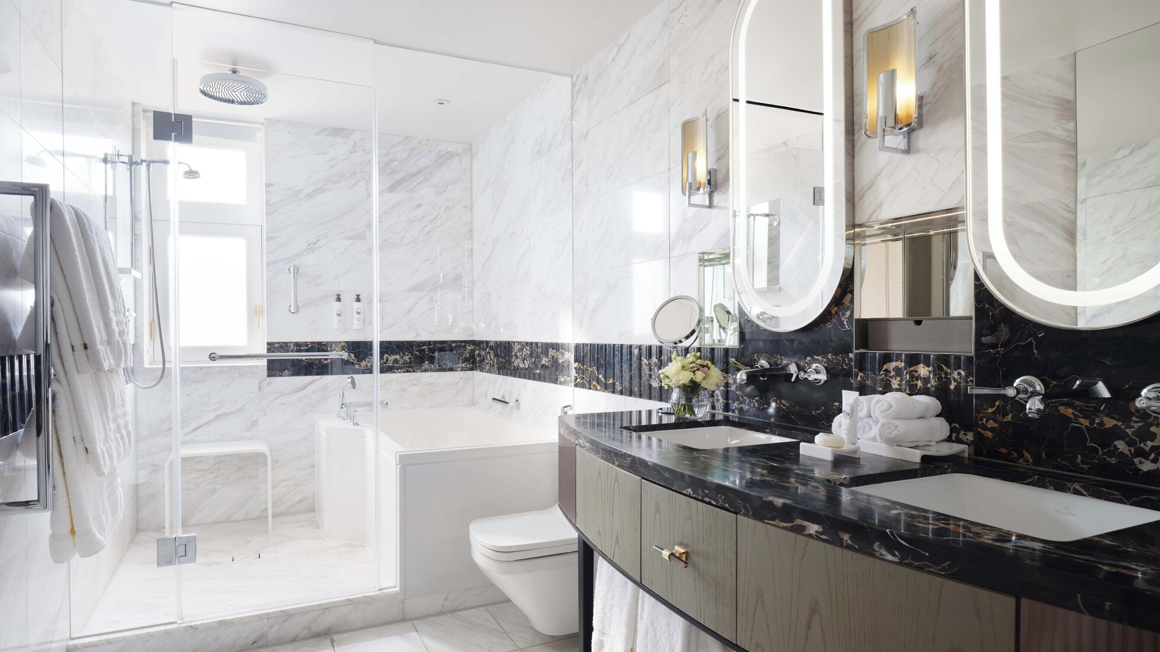 Ensemble douche/baignoire, articles de toilette de luxe, sèche-cheveux