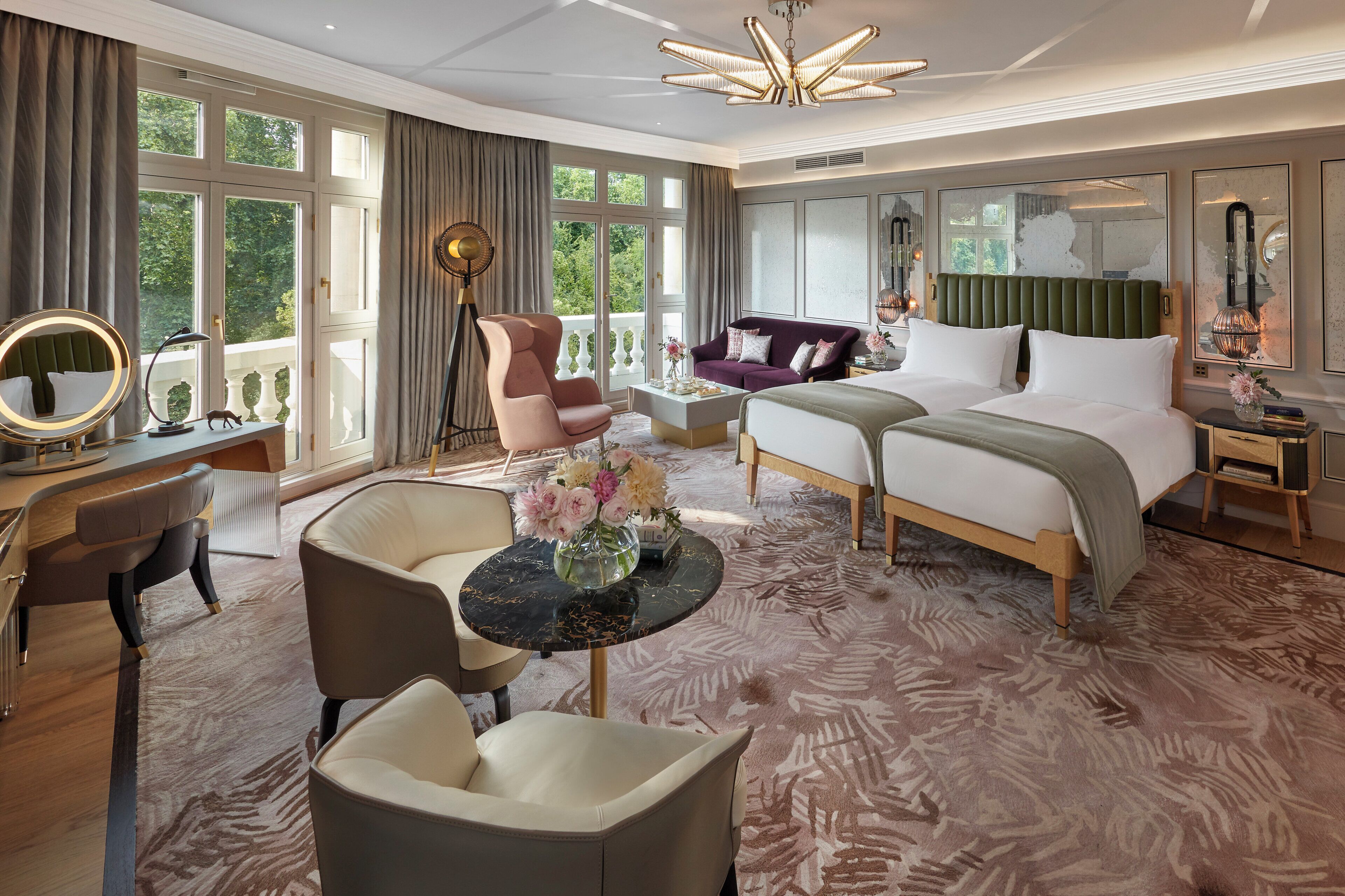 Presidential Suite | Minibar, in-room safe, desk, blackout drapes