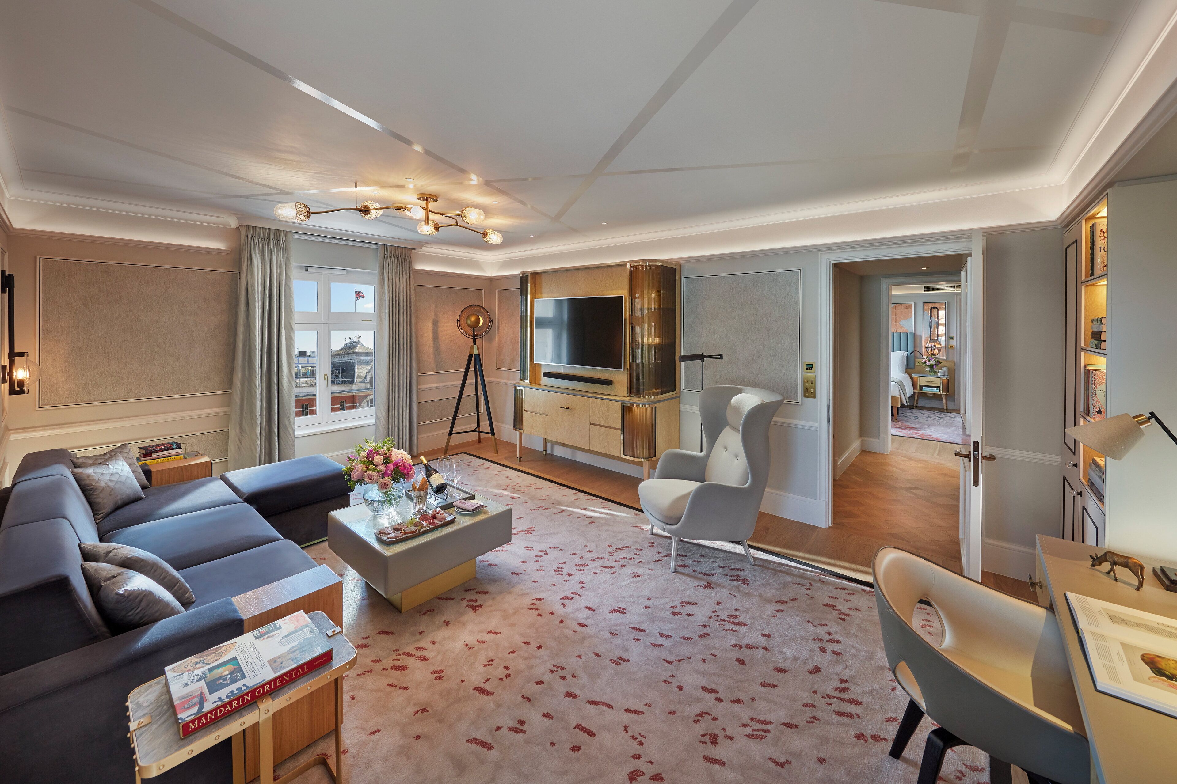 Knightsbridge, Suite | Minibar, in-room safe, desk, blackout drapes