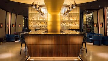 2 bars/lounges, cocktail bar