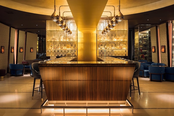 2 bars/lounges, cocktail bar