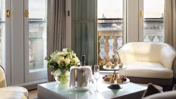 Suite (Turret) | Minibar, coffres-forts dans les chambres, bureau, rideaux occultants