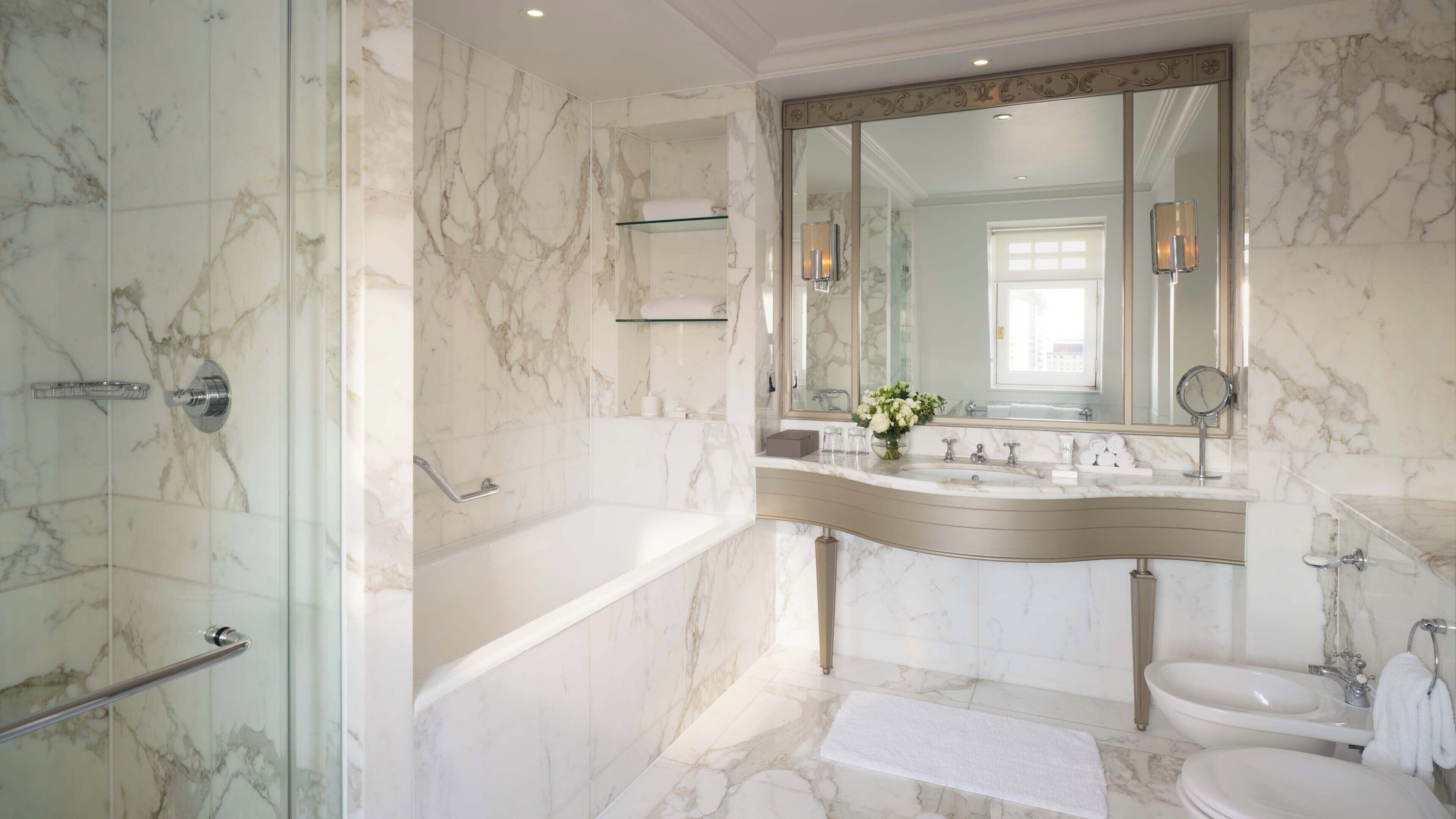 Suite (Turret) | Bathroom | Combined shower/bathtub, designer toiletries, hair dryer, bathrobes