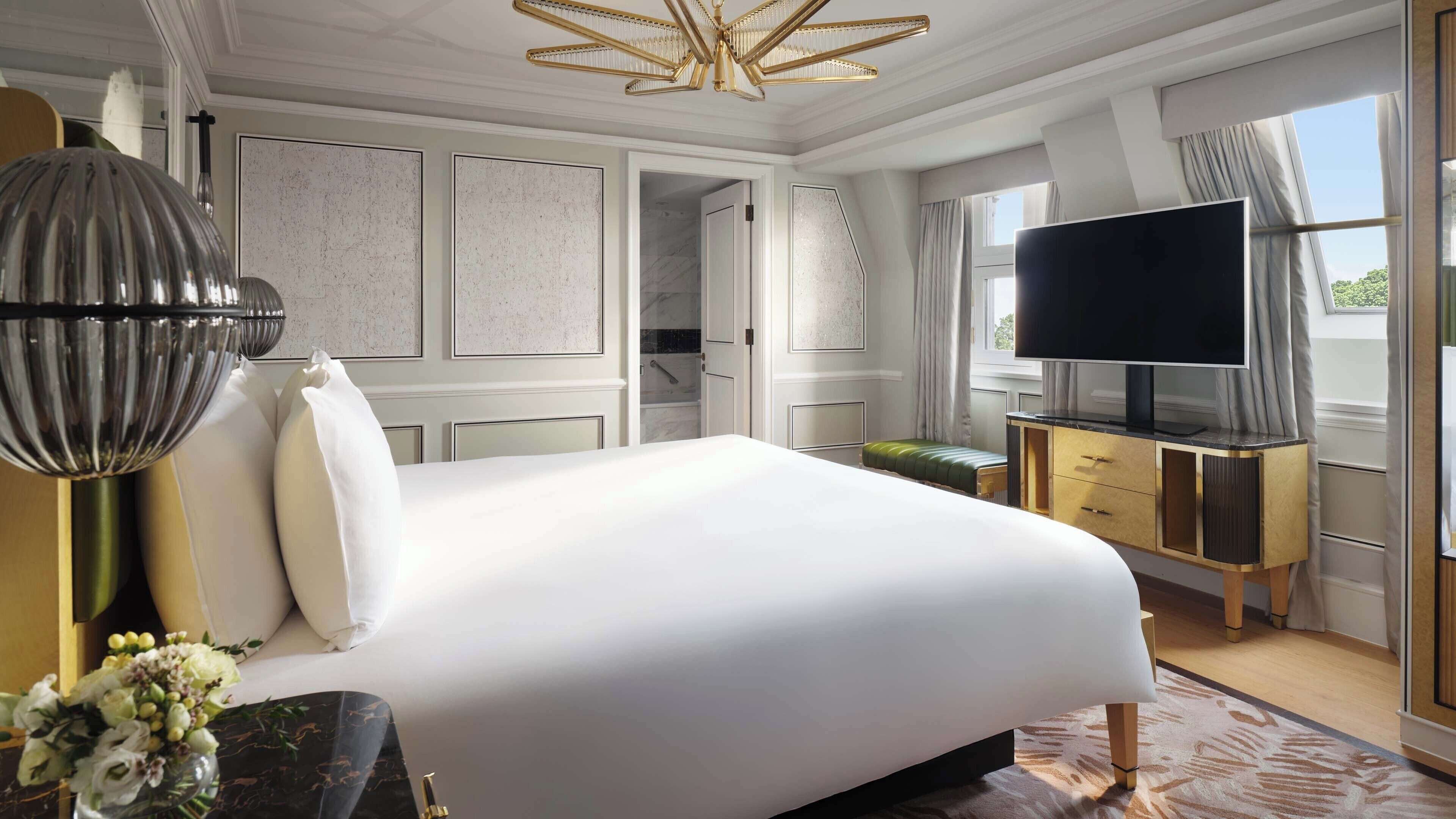 Family Suite (Hyde Park) | Minibar, in-room safe, desk, blackout drapes