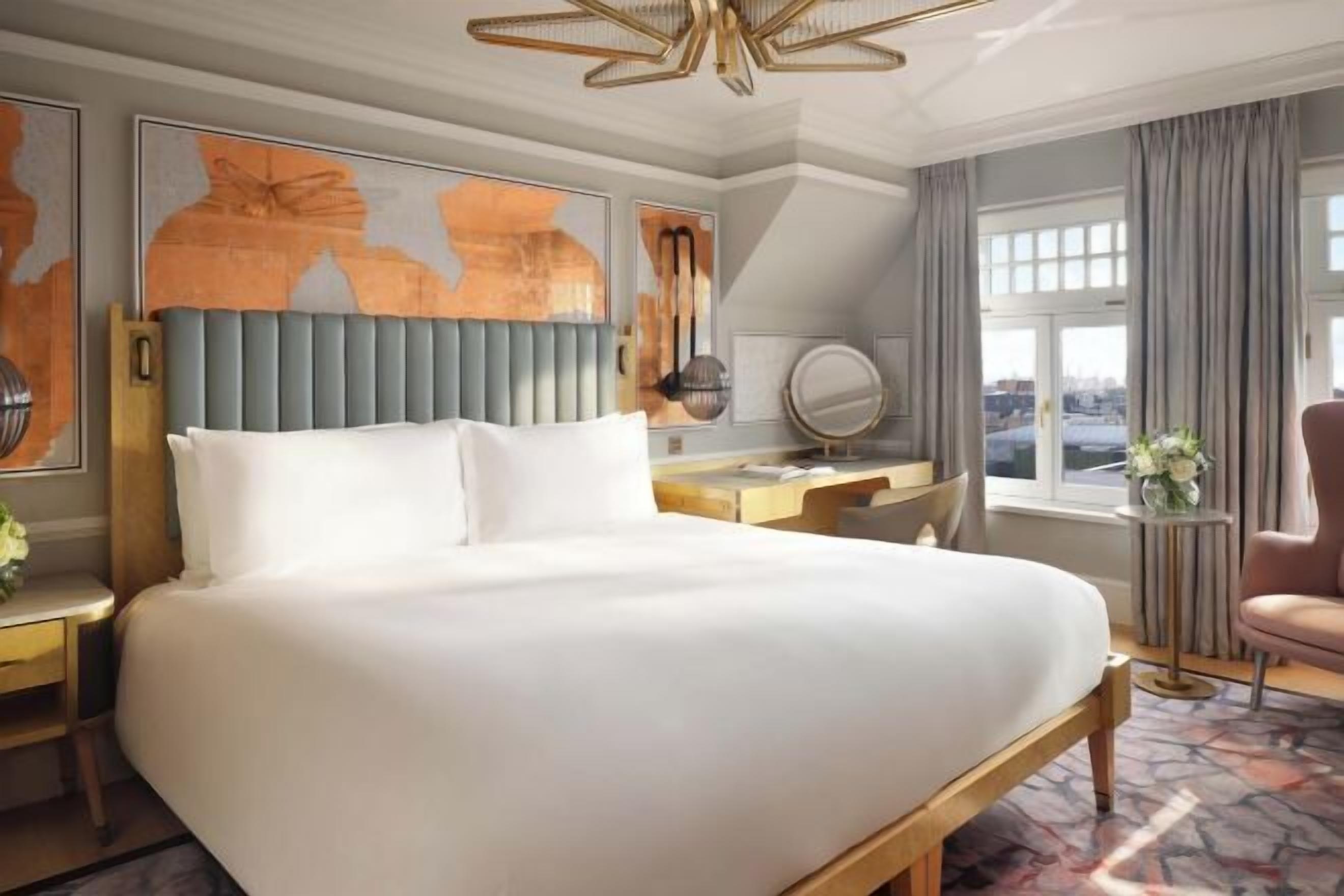 Bar mini, peti besi dalam bilik, meja, langsir/tirai gelap terus 