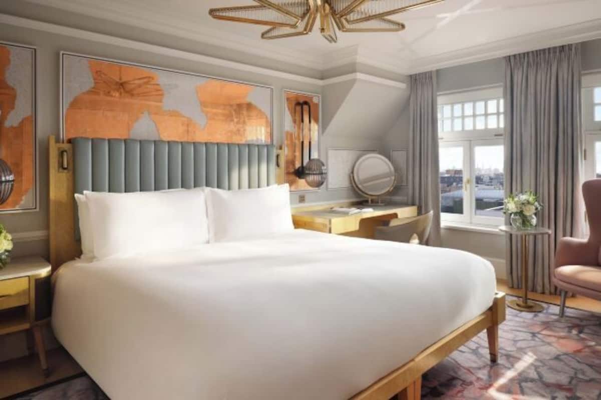 Bar mini, peti besi dalam bilik, meja, langsir/tirai gelap terus