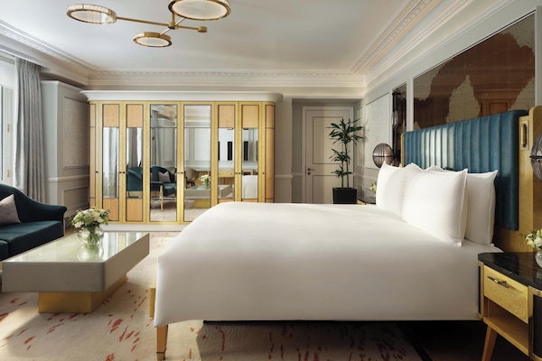 Mandarin, Junior Suite, 1 King Bed | Minibar, in-room safe, desk, blackout drapes