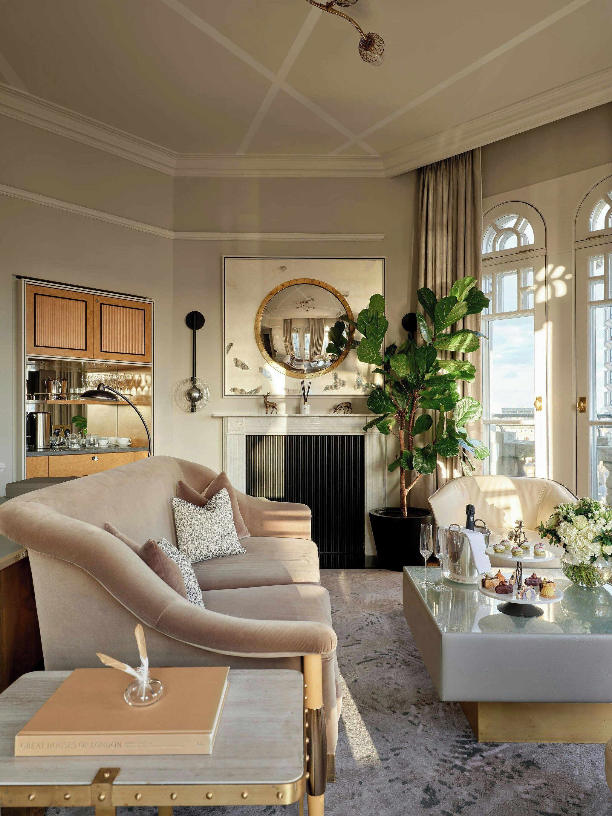 Suite (Turret) | Living room