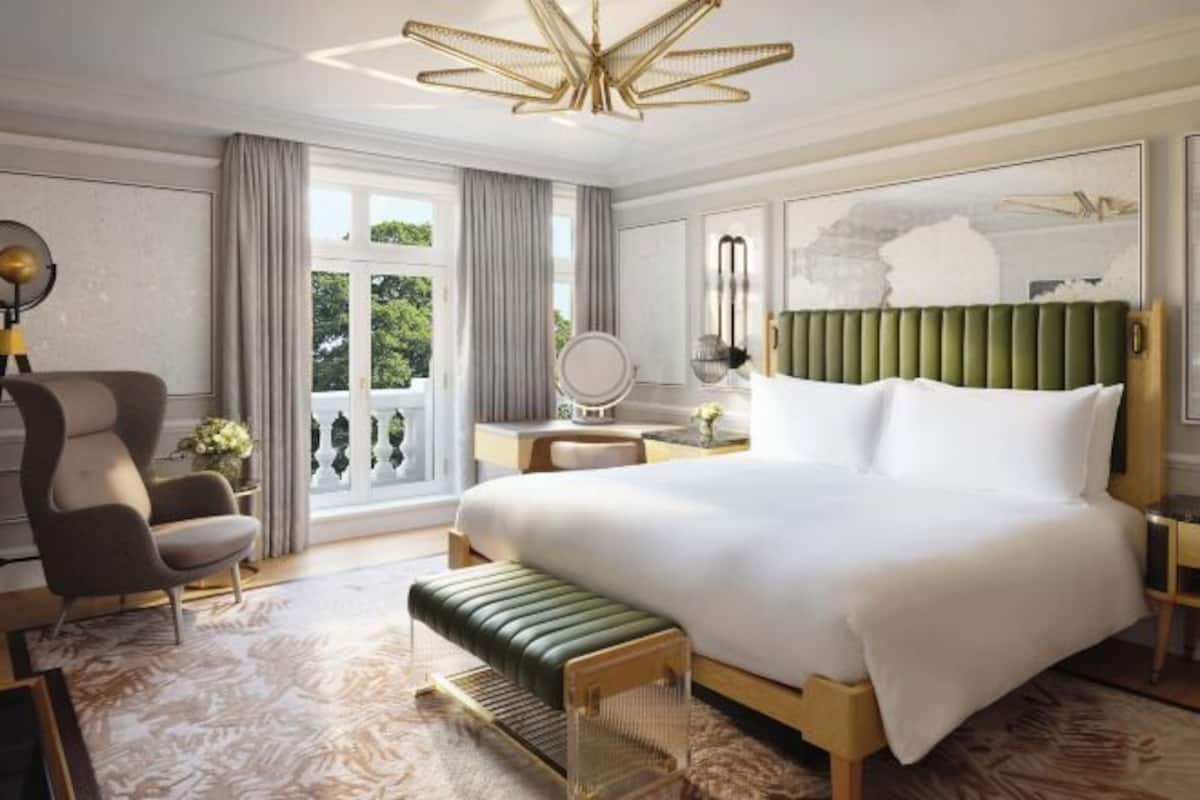 Bar mini, peti besi dalam bilik, meja, langsir/tirai gelap terus