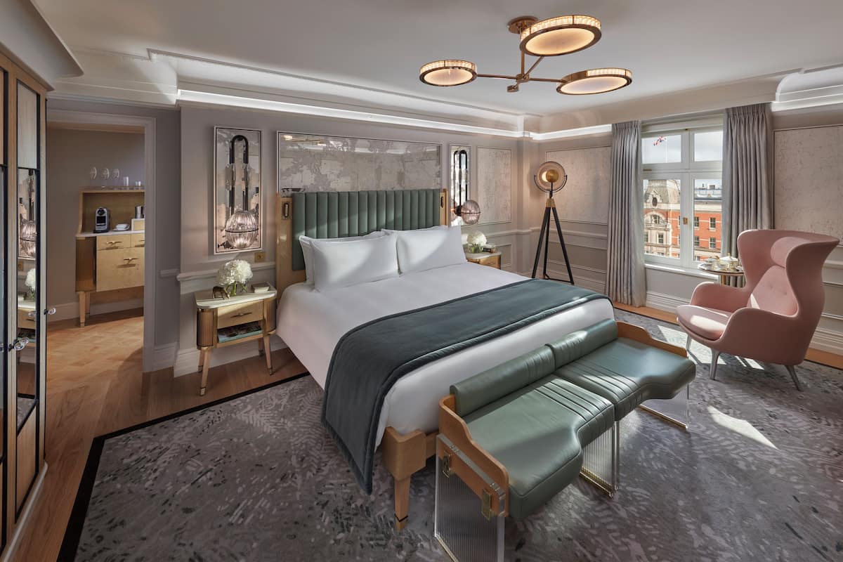 Deluxe Room, 1 King Bed | Minibar, in-room safe, desk, blackout drapes