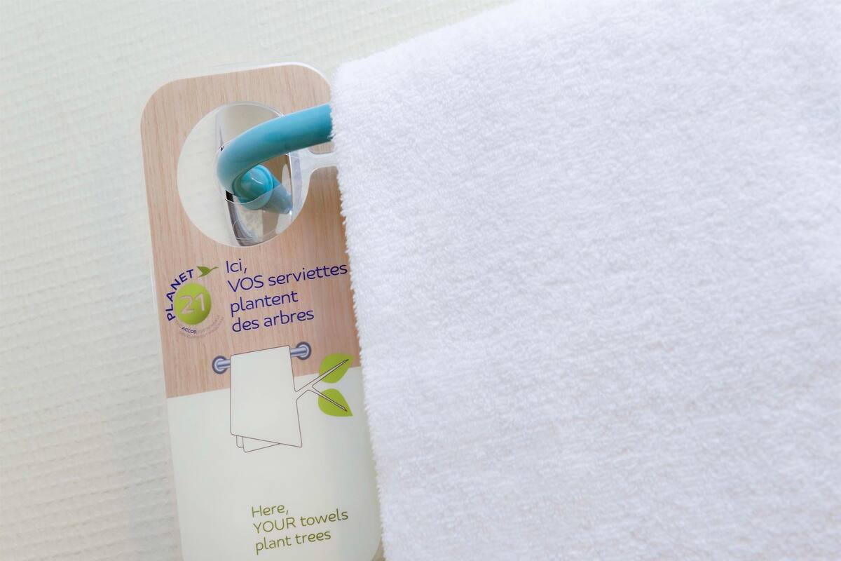 standard room, 1 double bed | in-room safe, desk, iron/ironing board, free wifi