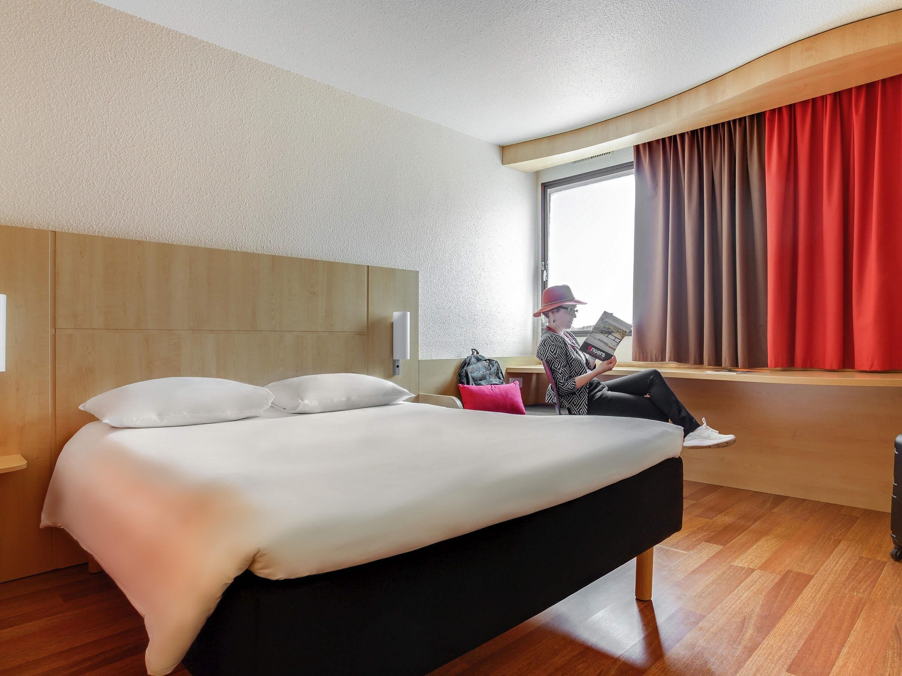 standard room, 1 double bed | in-room safe, desk, iron/ironing board, free wifi