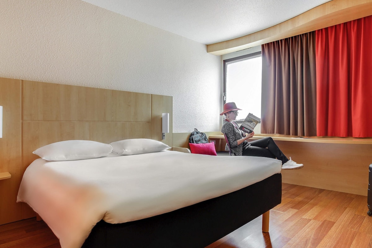 standard room, 1 double bed | in-room safe, desk, iron/ironing board, free wifi