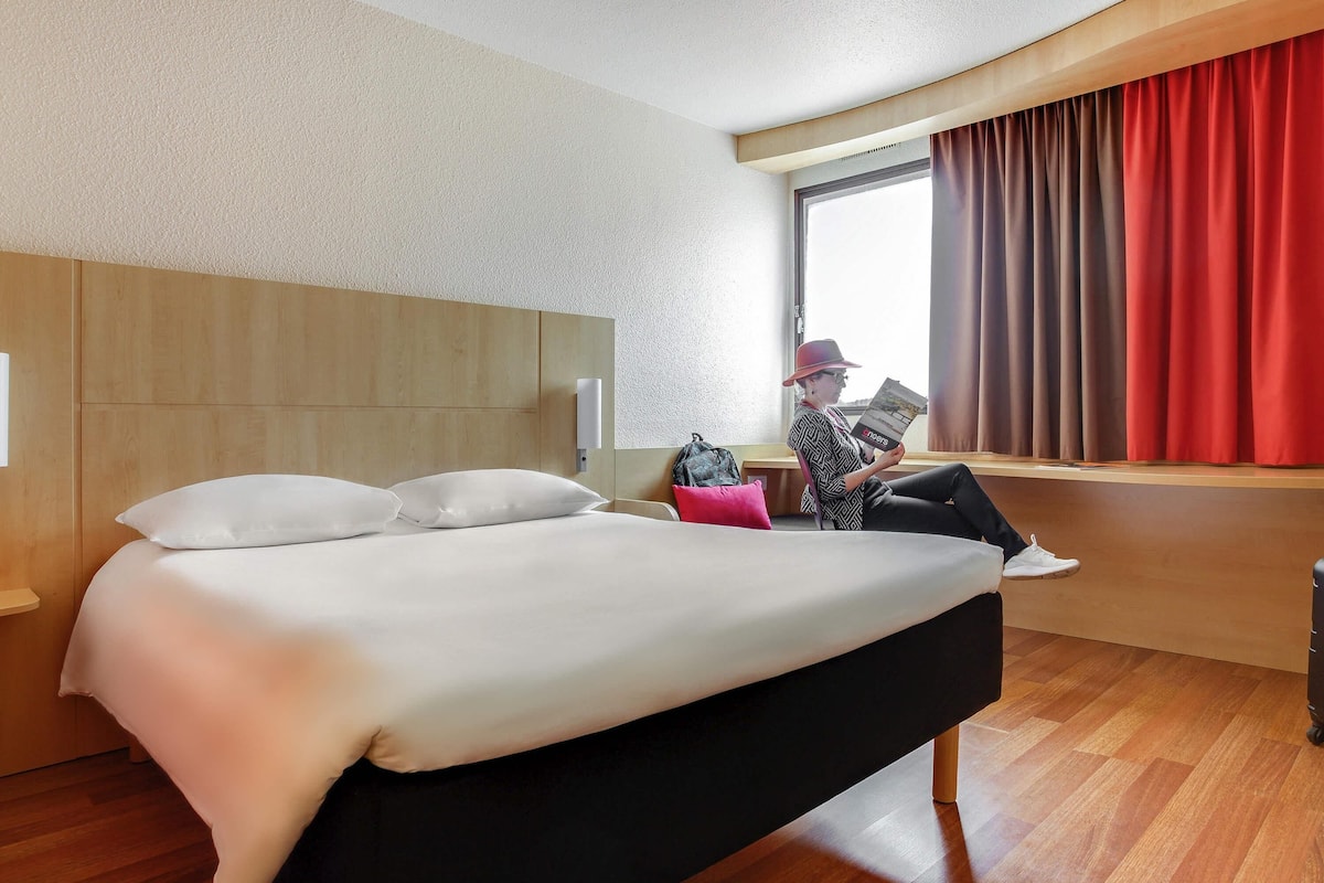 Habitación estándar, 1 cama doble | Caja fuerte, escritorio, tabla de planchar con plancha y wifi gratis