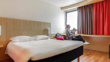 Standard Room, 1 Double Bed | In-room safe, desk, iron/ironing board, free WiFi