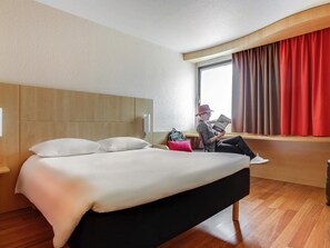 Camera Standard, 1 letto matrimoniale | Una cassaforte in camera, una scrivania, ferro/asse da stiro