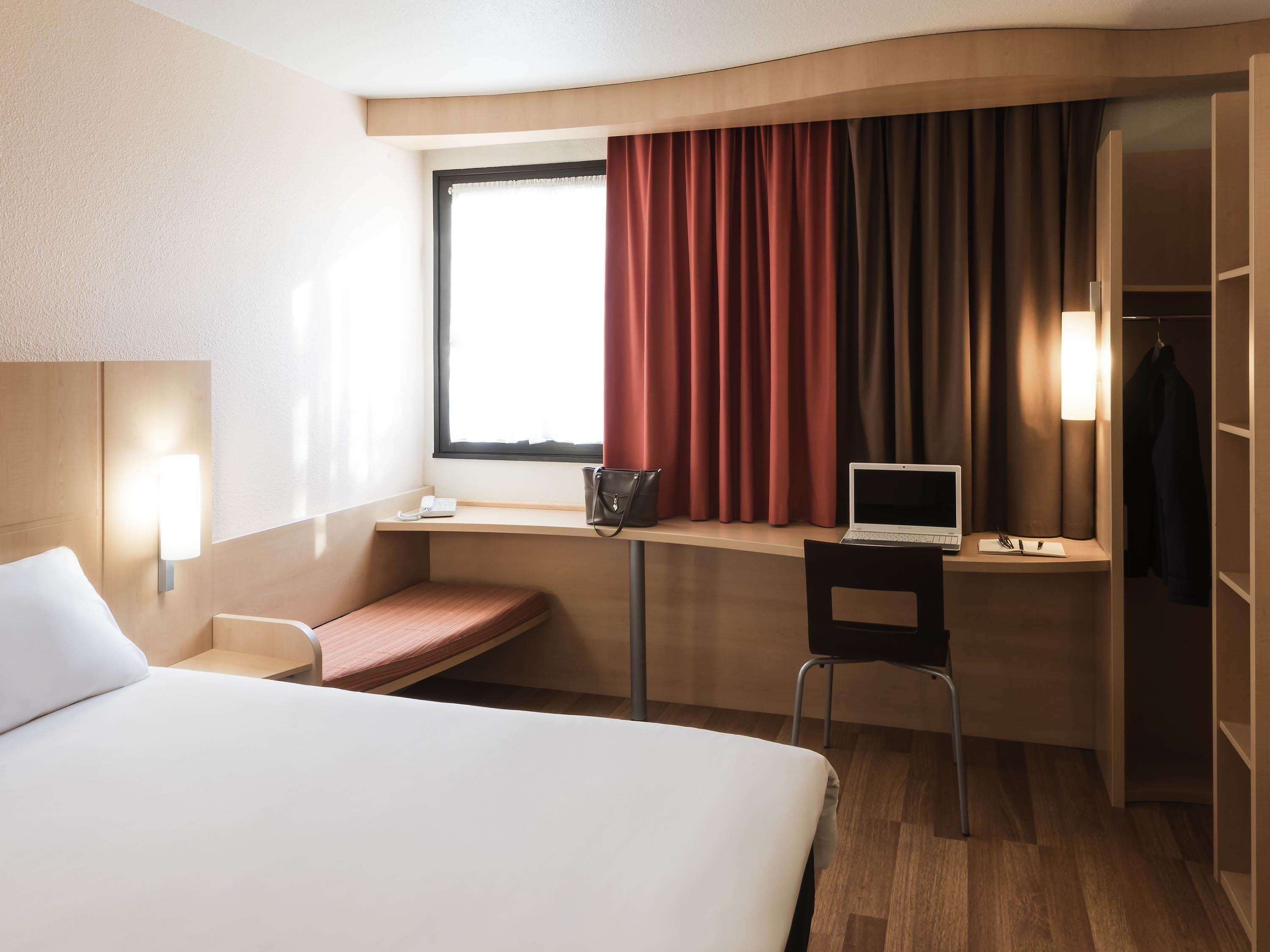 Standard Room, 1 Double Bed | In-room safe, desk, iron/ironing board, free WiFi