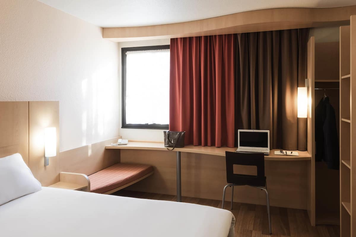 Standard Room, 1 Double Bed | In-room safe, desk, iron/ironing board, free WiFi