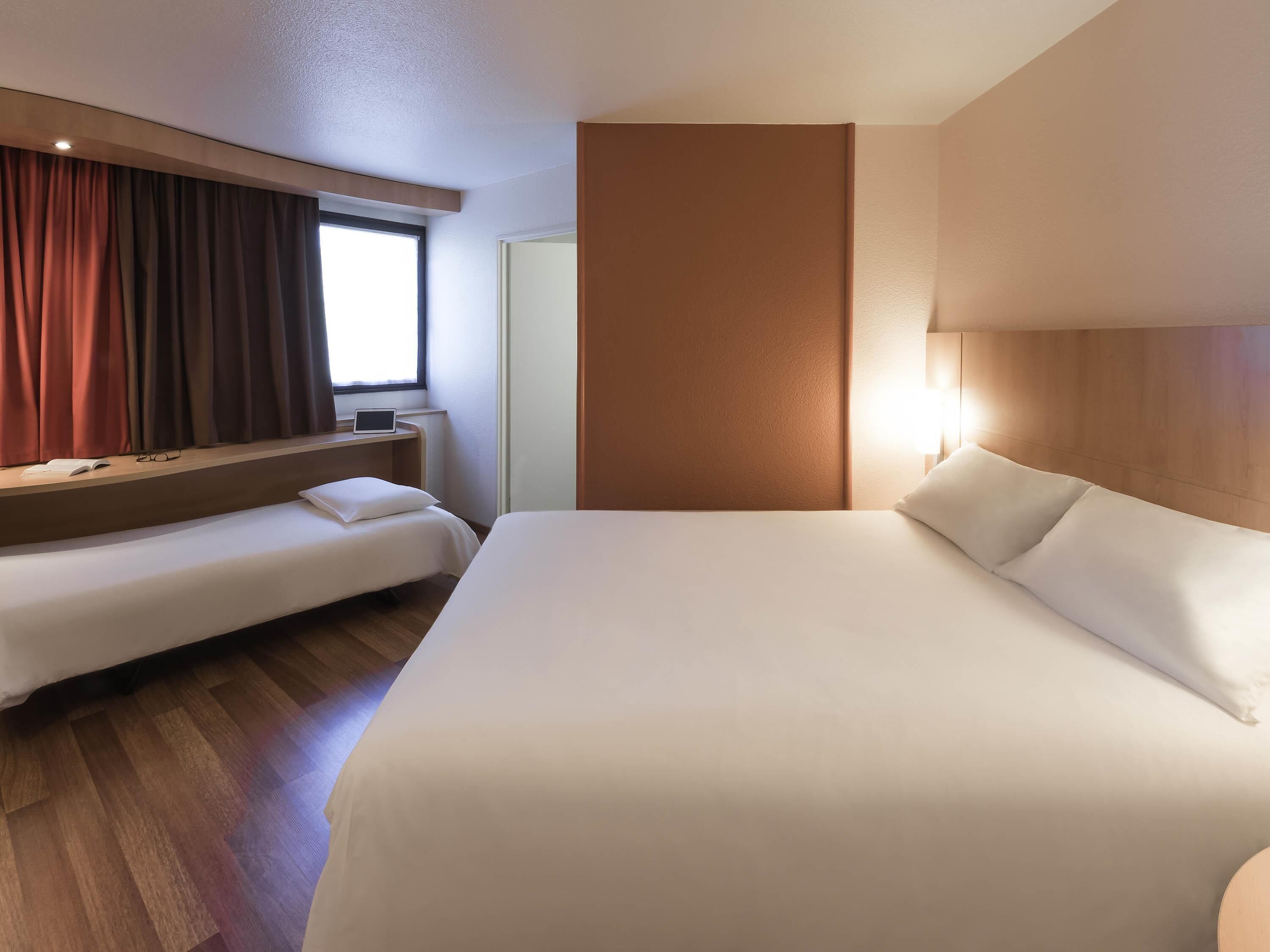 Standard Room, 1 Double Bed | In-room safe, desk, iron/ironing board, free WiFi