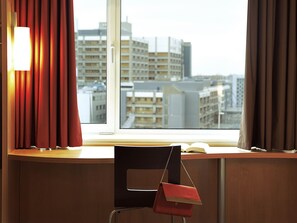Coffres-forts dans les chambres, bureau, fer et planche à repasser