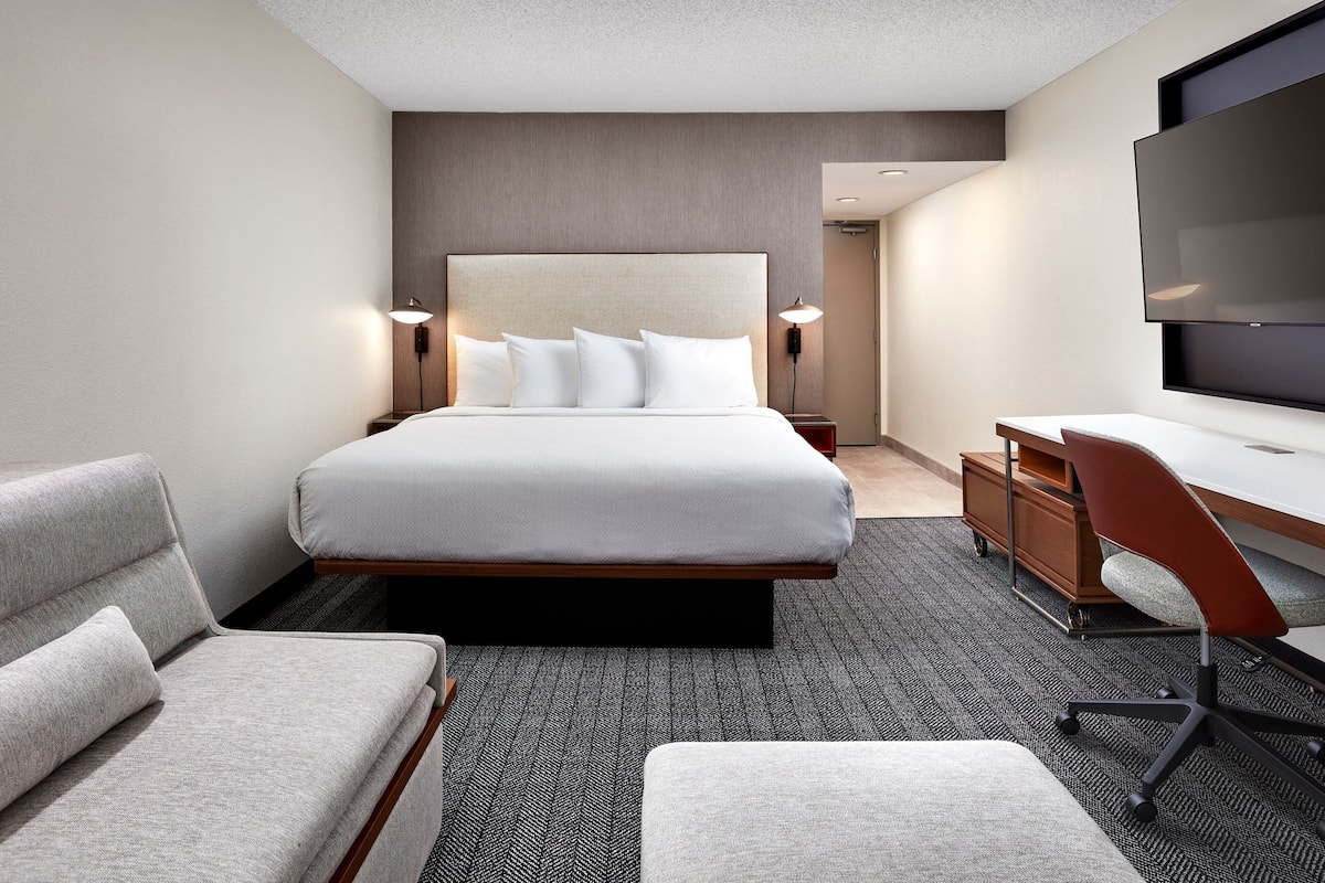 Hypo-allergenic bedding, in-room safe, desk, blackout curtains