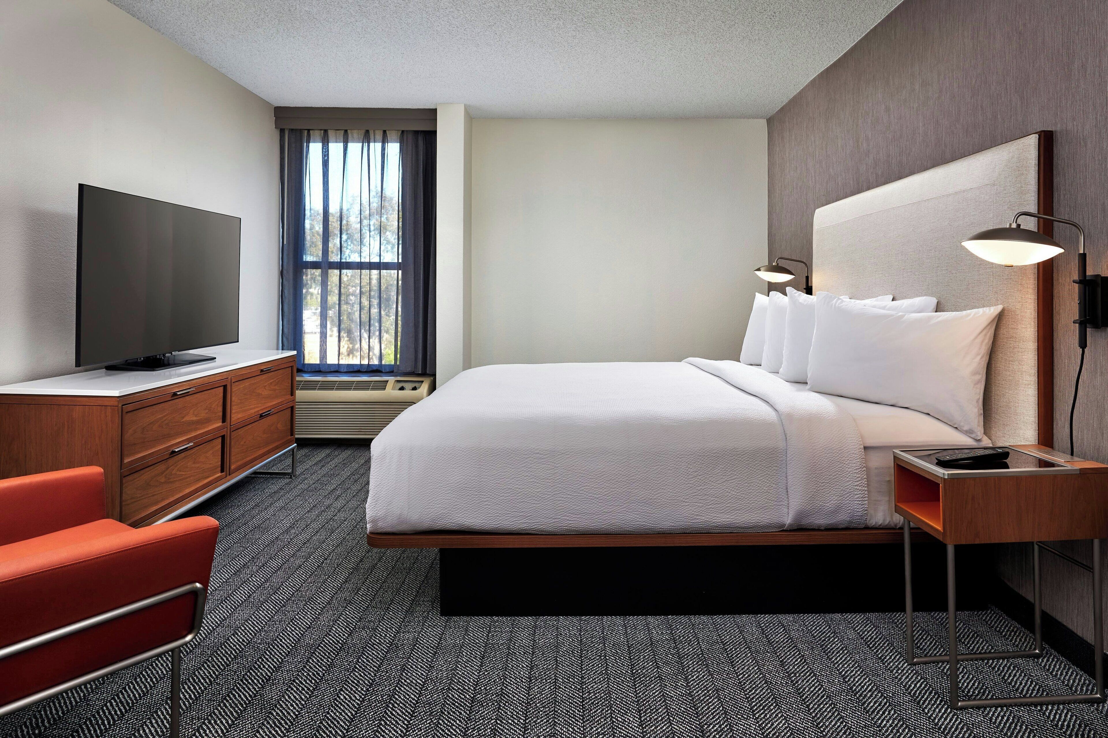 Suite, 1 slaapkamer | Hypoallergeen beddengoed, een kluis op de kamer, een bureau