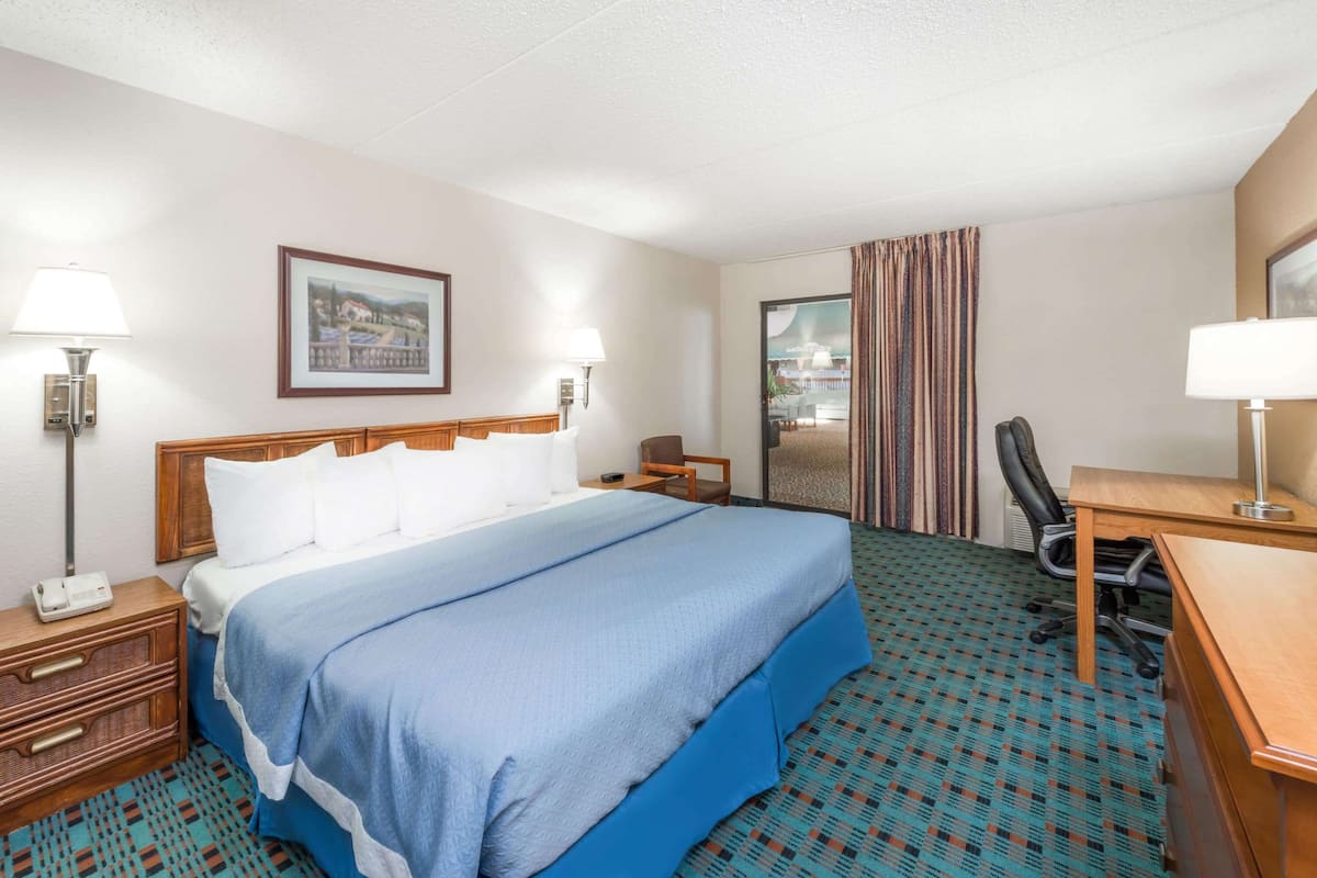 Room, 1 King Bed, Non Smoking (Deluxe Business) | Desk, iron/ironing board, rollaway beds, free WiFi