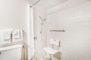 Articles de toilette gratuits, sèche-cheveux, serviettes fournies